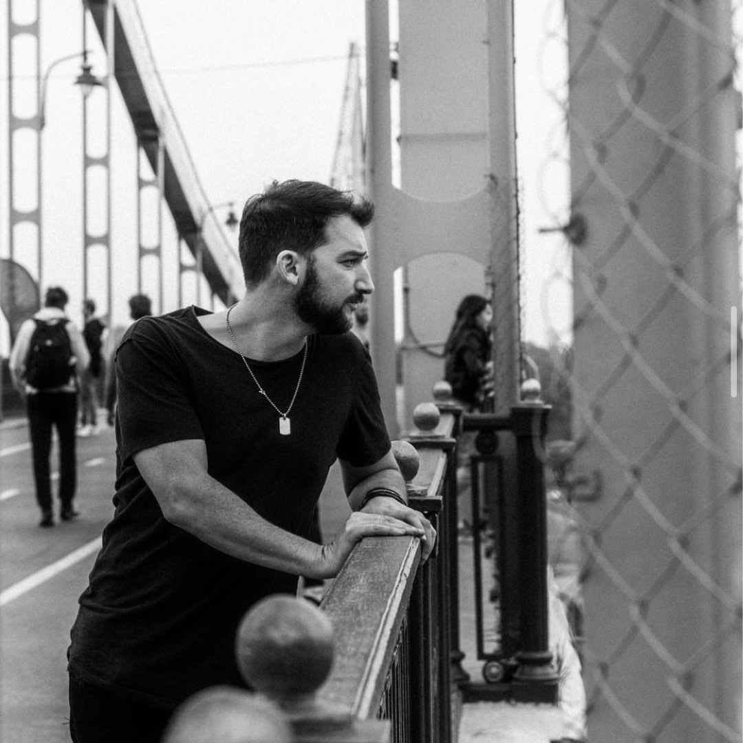 Robbie Kramer looking over the Brooklyn Bridge